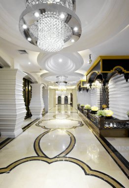 Modern bir otel odası.