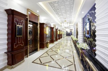 Modern bir otelin içinde.