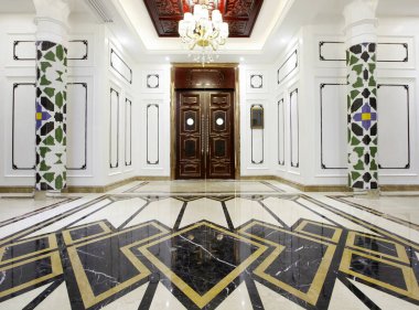 Şehrin eski bir kasabasında, otelin içinde.