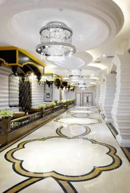 Modern bir otelin içinde.