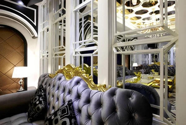 Modern bir apartmanın içinde.