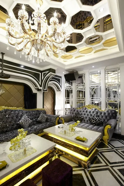 Modern lüks otelin içi.