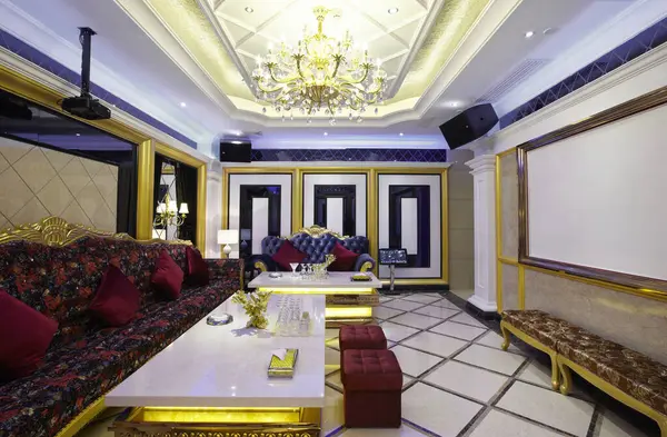 Modern bir otel odasının içinde.