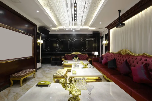 Kanepeli modern tarz odanın iç tasarımı.