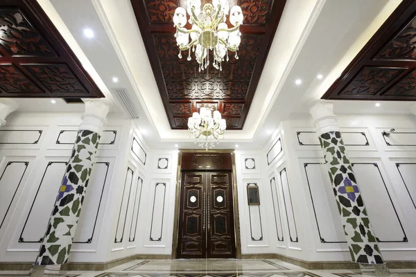 Modern bir otelin içinde.