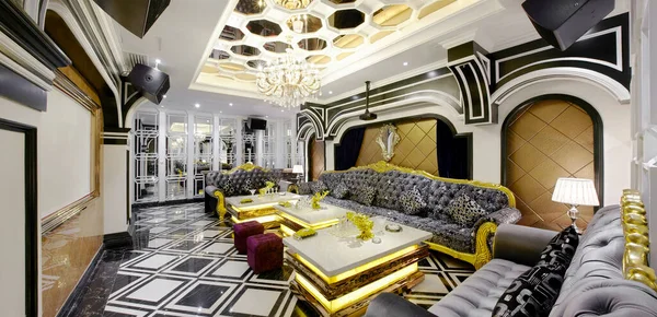 Modern bir otelin içinde.