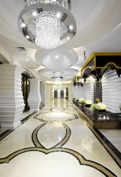 Modern bir otel odası.