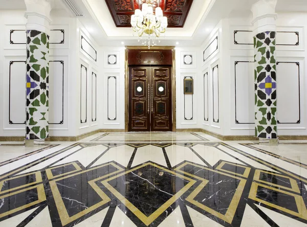 Şehrin eski bir kasabasında, otelin içinde.