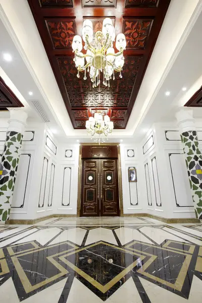 Modern bir otelin içinde.