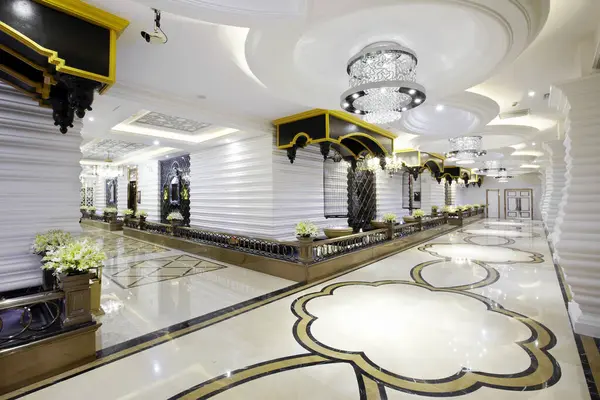 Modern bir otelin içinde.