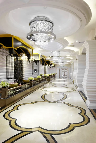 Modern bir otelin içinde.