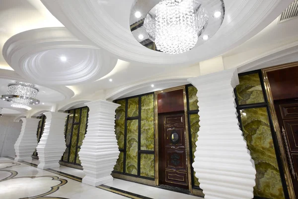 Lüks ve zarif bir otel odası.