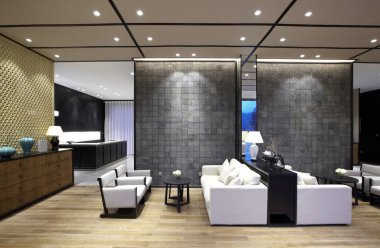 Lüks, modern bir otelin iç manzarası.