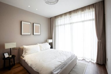 Modern bir yatak odası.