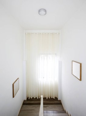 beyaz perdeleri ve pencereleri olan modern apartman dairesi, boş beyaz alan, iç tasarım