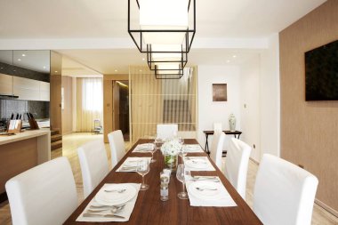 Beyaz mobilyalı modern yemek odası