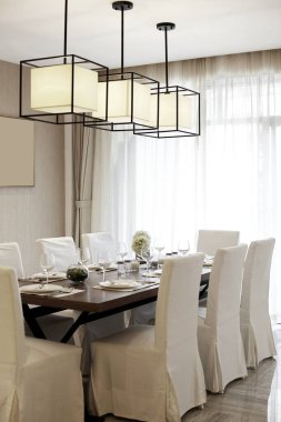 Masası olan modern yemek odası.
