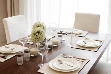 Modern restoranda akşam yemeği hazır.