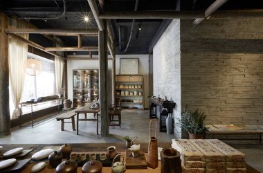 Modern bir binanın içi, ahşap bir masa.