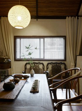 Ahşap masalı modern bir odanın iç tasarımı.