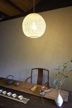 Modern tasarım ve ahşap tavan lambasıyla iç mimari