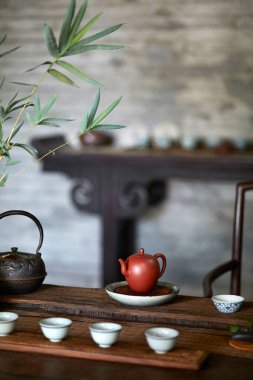 Çaydanlık ve çaydanlık ile bir fincan çay.