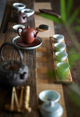 Ahşap arka plan üzerinde çay töreni