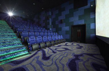 Modern bir sinemanın içinde, koltukları olan bir sinemada.