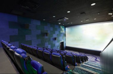 Koltuklu sinema salonu