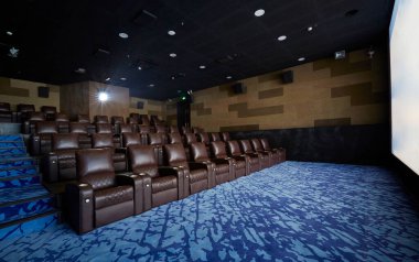 Koltukları ve sandalyeleri olan sinema salonu, sinema salonu, boş ekran ve sinema koltukları. 3d oluşturma
