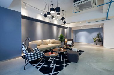 Kanepesi ve masası olan modern oturma odası.