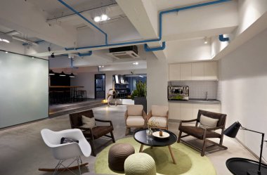 Modern bir apartmanın içinde.