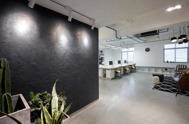 Modern bir ofisin içinde.