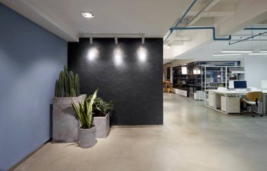 Bilgisayarlı modern ofis içi.