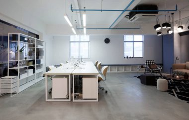 Modern bir ofis odası.