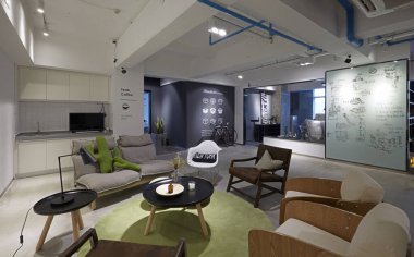 Modern bir apartmanın içinde.