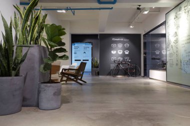 Modern oturma odasının içi.