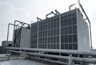 Çatıda elektrik hatları ve havalandırma sistemi var..