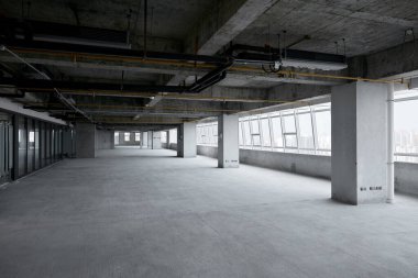 Boş beton zemini olan boş bir park yeri