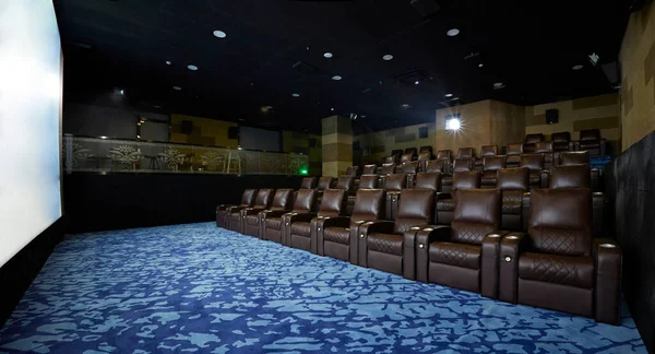 Koltuklu sinema. Sinema, tiyatro.