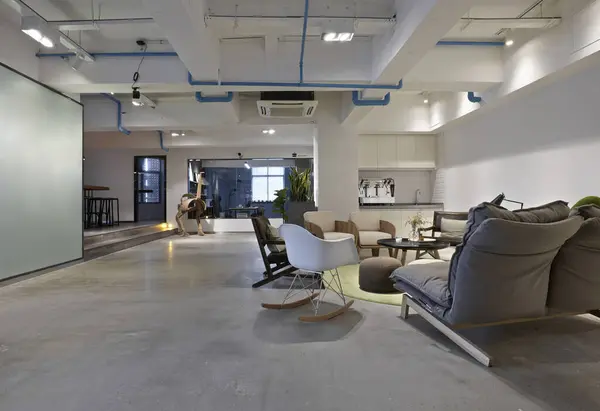 Modern tavan arası yaşam tarzının içerisi.