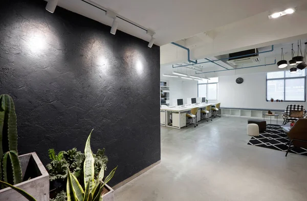 Modern bir ofisin içinde.