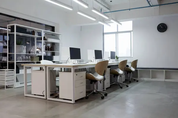 Modern bir ofisin içinde.