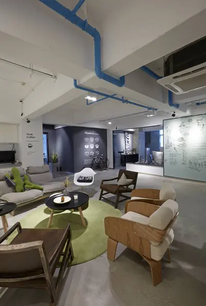 Modern bir apartmanın içinde.