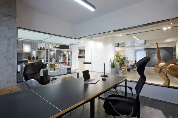 Çatı katı, tavan arası, mutfak.