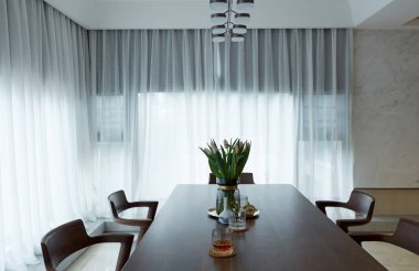 Bir otel odasının içinde.