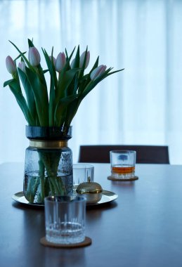 Beyaz arka planda güzel bir lale buketi