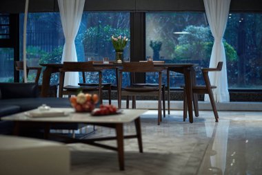 Modern bir mobilya ve masa ile iç mekan.