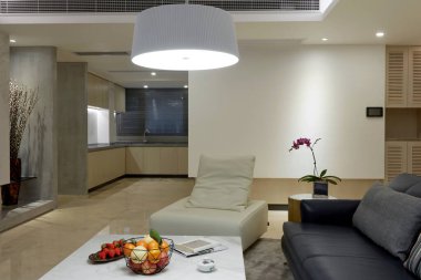 Mobilyalı oturma odasının modern iç mekanı