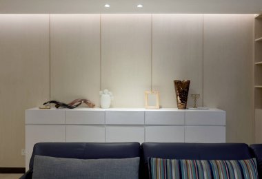 Mobilyalı modern oda ve masa.